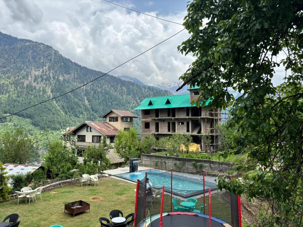 Smuggler Resort By West Western Near To Mall Road & Hadimba Temple # Swimming Pool#Free Pick From Volvo Bus Stand Manāli Dış mekan fotoğraf