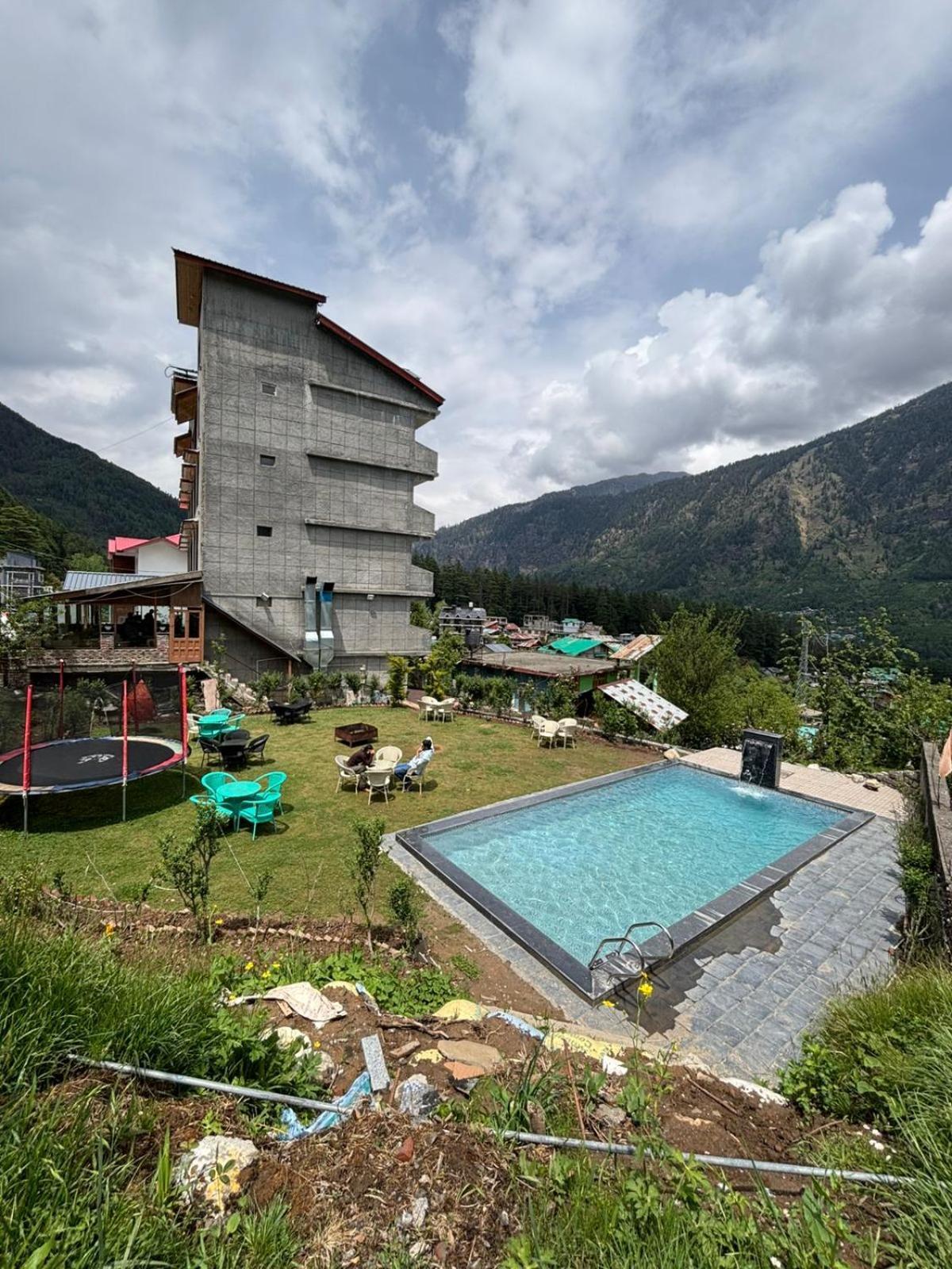Smuggler Resort By West Western Near To Mall Road & Hadimba Temple # Swimming Pool#Free Pick From Volvo Bus Stand Manāli Dış mekan fotoğraf