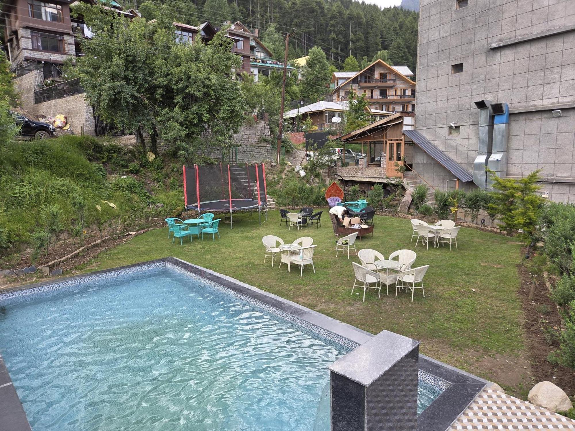 Smuggler Resort By West Western Near To Mall Road & Hadimba Temple # Swimming Pool#Free Pick From Volvo Bus Stand Manāli Dış mekan fotoğraf